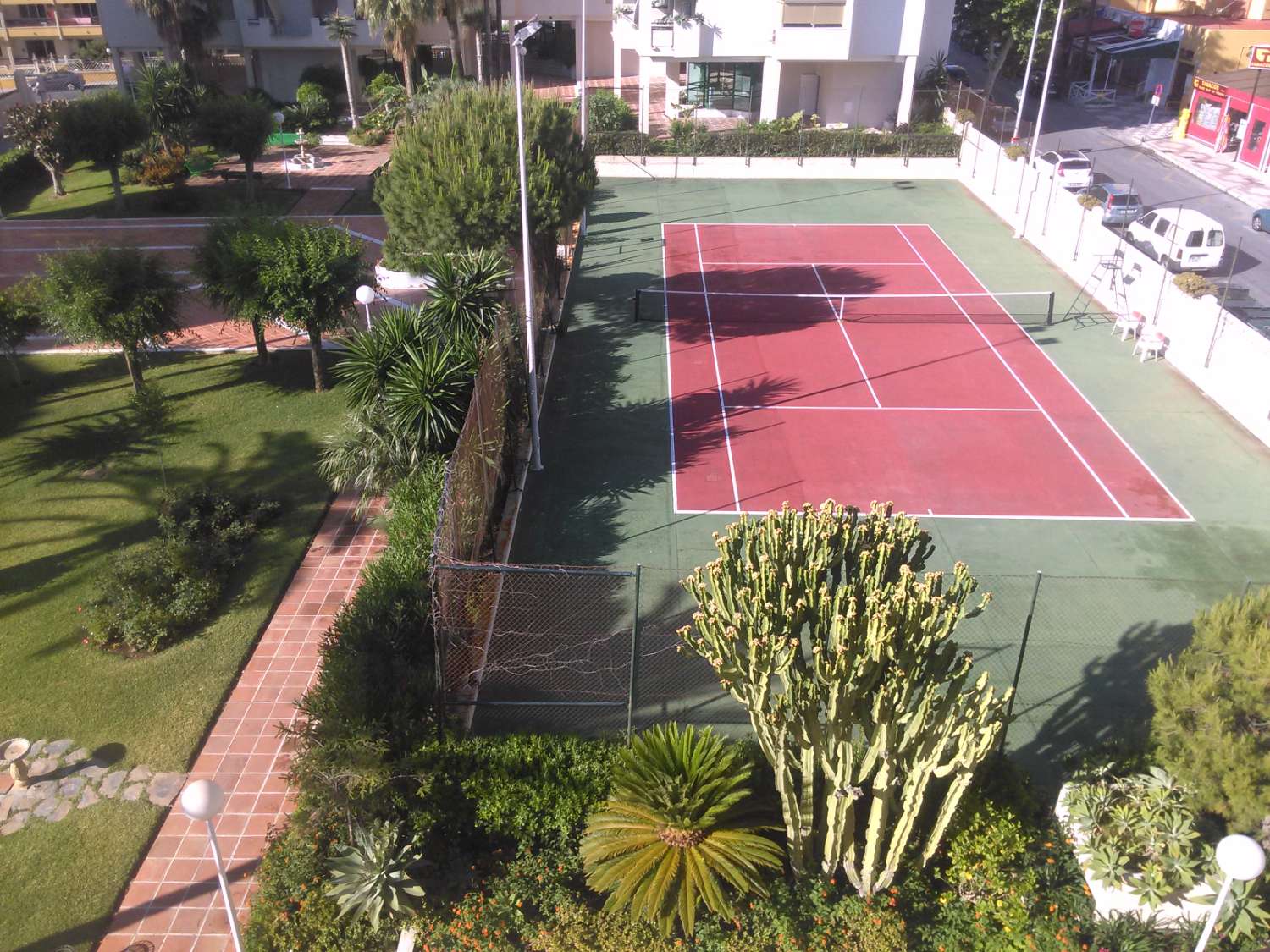 ¡PRIMERA LÍNEA DE PLAYA DE LA CARIHUELA Y CERCA DE TODO A PIE!