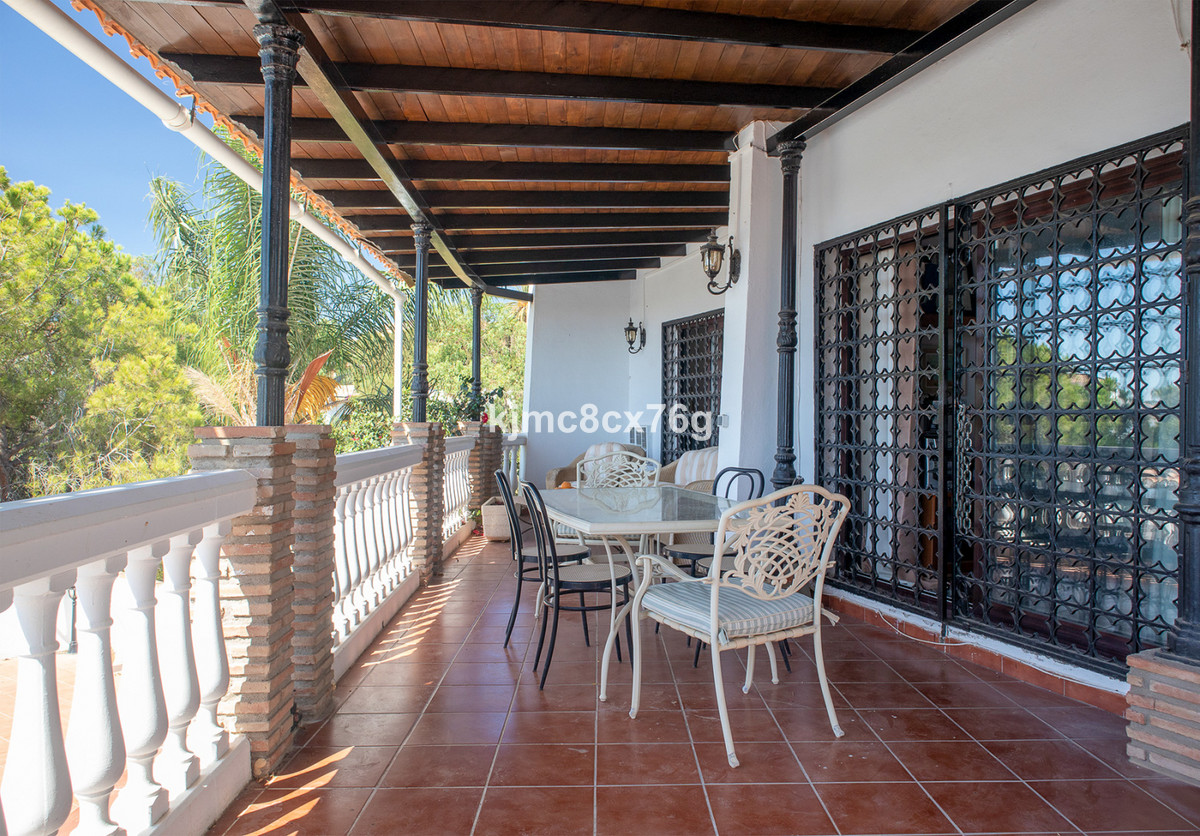 Gran oportunidad de adquirir una villa amplia, en zona tranquila y con bonitas vistas en Campo de Mijas, Malaga