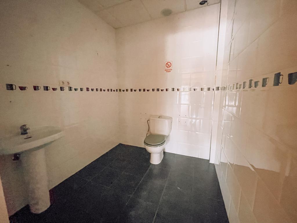 OTTIMO LOCALE IN ZONA CON UN SACCO DI AFFLUSSO TURISTICO A LA CARIHUELA, TORREMOLINOS, SOLEGGIATO, CON TERRAZZA ANTERIORE, IDEALE PER FR
