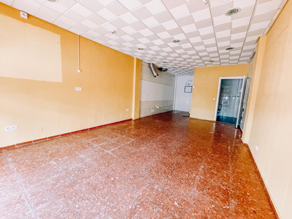 OTTIMO LOCALE IN ZONA CON UN SACCO DI AFFLUSSO TURISTICO A LA CARIHUELA, TORREMOLINOS, SOLEGGIATO, CON TERRAZZA ANTERIORE, IDEALE PER FR
