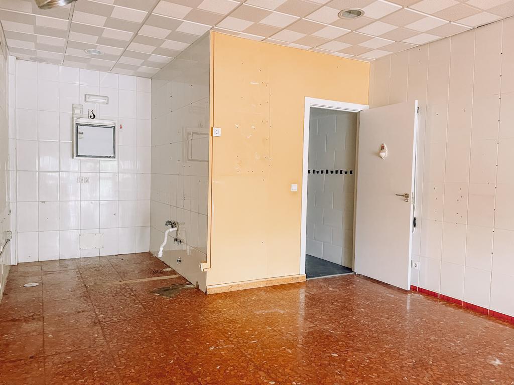 OTTIMO LOCALE IN ZONA CON UN SACCO DI AFFLUSSO TURISTICO A LA CARIHUELA, TORREMOLINOS, SOLEGGIATO, CON TERRAZZA ANTERIORE, IDEALE PER FR