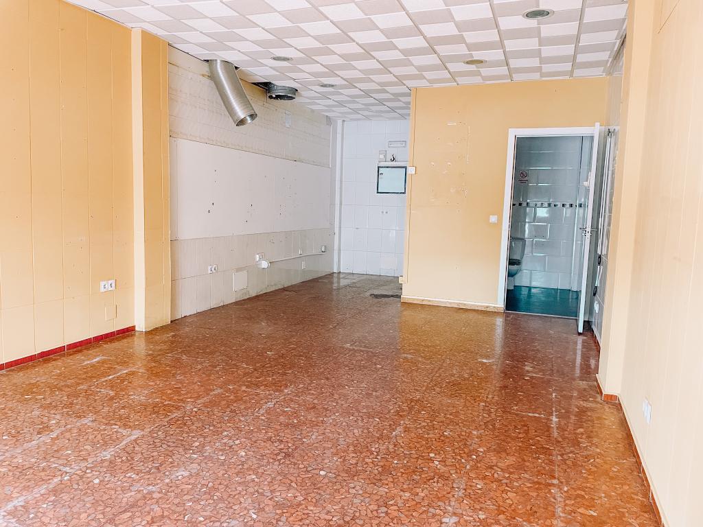 OTTIMO LOCALE IN ZONA CON UN SACCO DI AFFLUSSO TURISTICO A LA CARIHUELA, TORREMOLINOS, SOLEGGIATO, CON TERRAZZA ANTERIORE, IDEALE PER FR