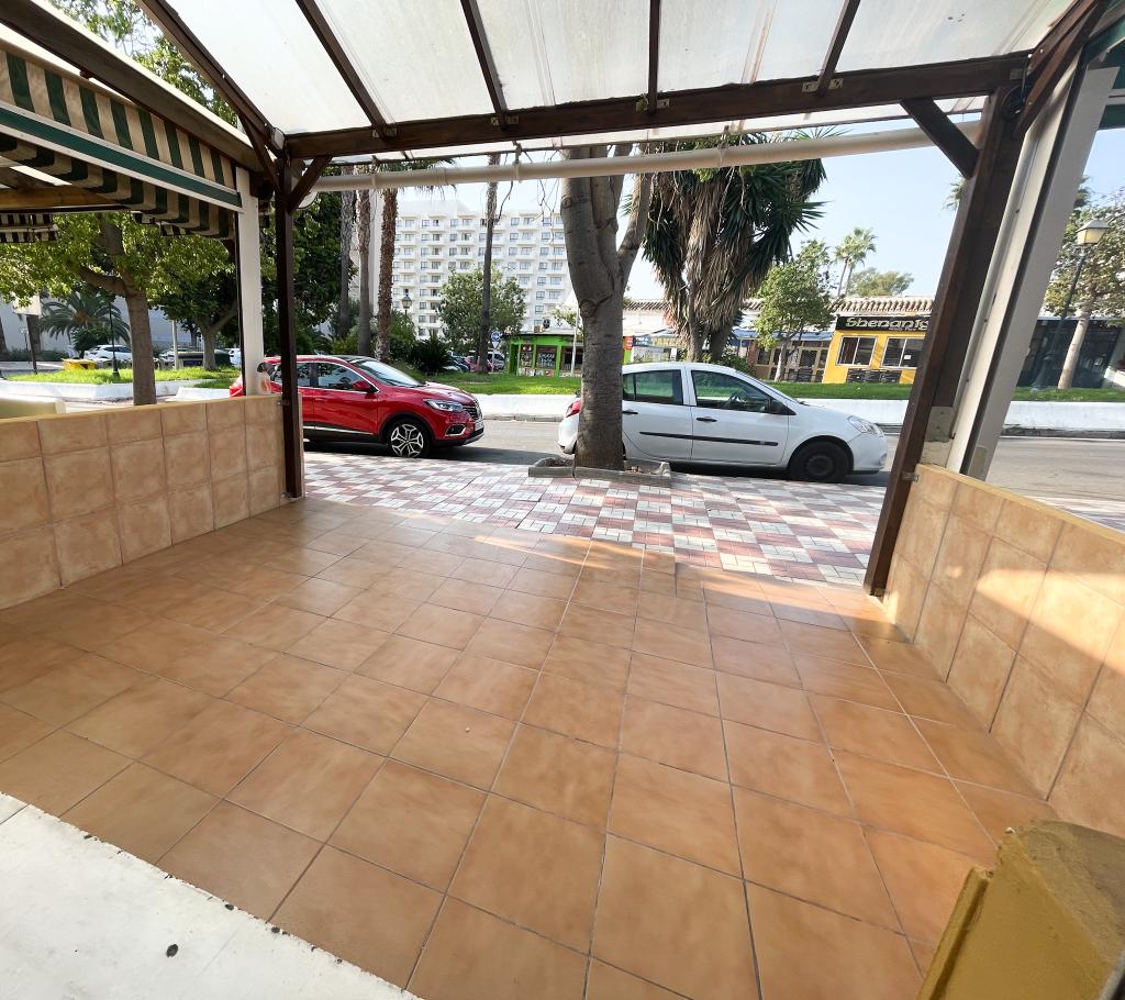 OTTIMO LOCALE IN ZONA CON UN SACCO DI AFFLUSSO TURISTICO A LA CARIHUELA, TORREMOLINOS, SOLEGGIATO, CON TERRAZZA ANTERIORE, IDEALE PER FR