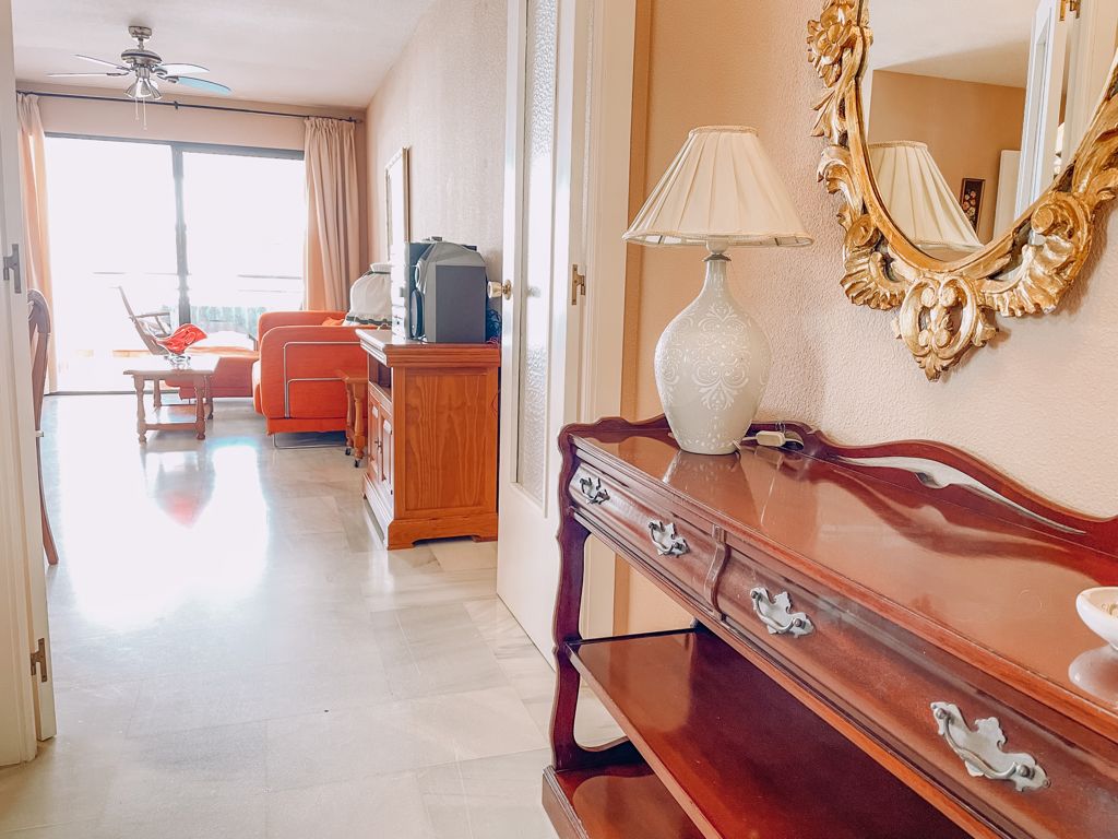 Rummelig og lys 3 værelses lejlighed til leje med en privilegeret beliggenhed i Torremolinos.