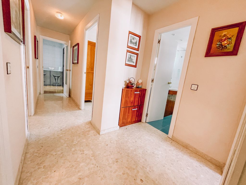 宽敞明亮的 3 卧室公寓出租，位于托雷莫利诺斯（Torremolinos）的优越位置。
