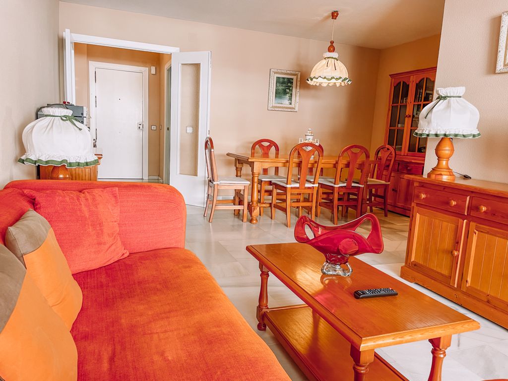 宽敞明亮的 3 卧室公寓出租，位于托雷莫利诺斯（Torremolinos）的优越位置。