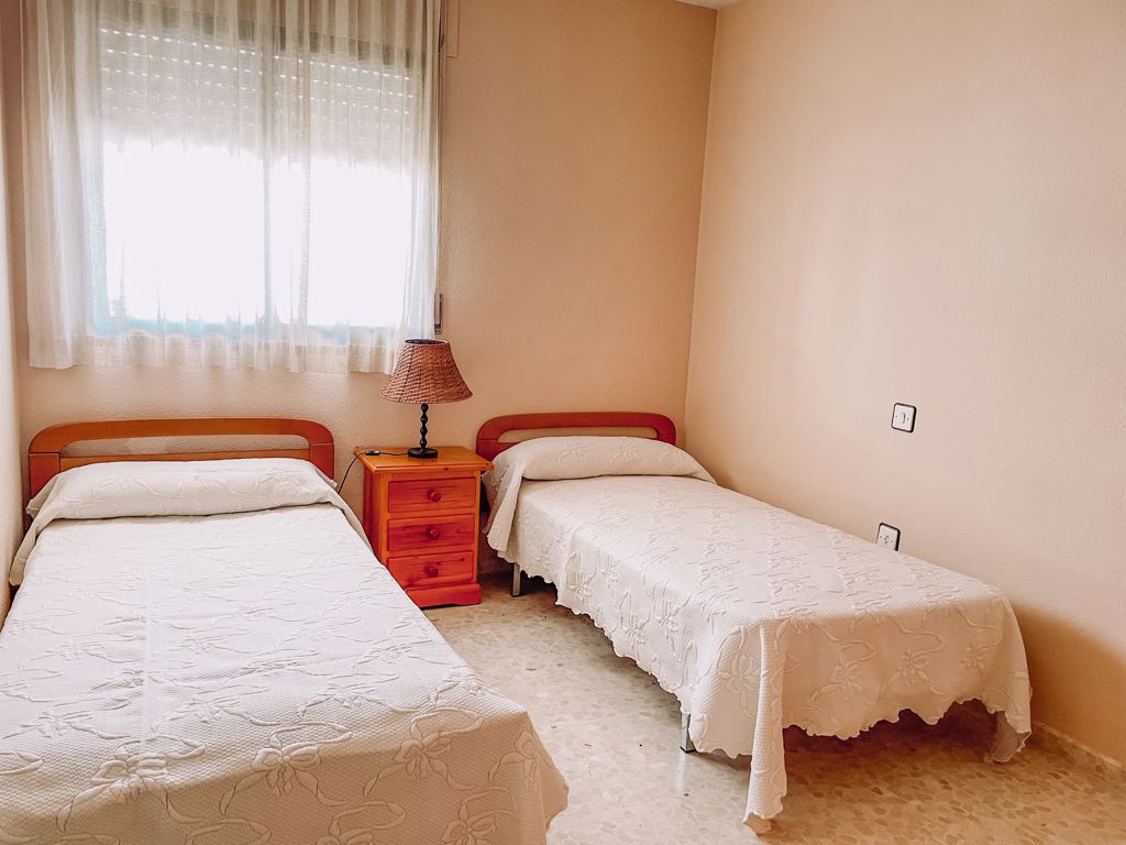 Tilava ja valoisa 3 makuuhuoneen huoneisto vuokrattavana etuoikeutetulla paikalla Torremolinosissa.