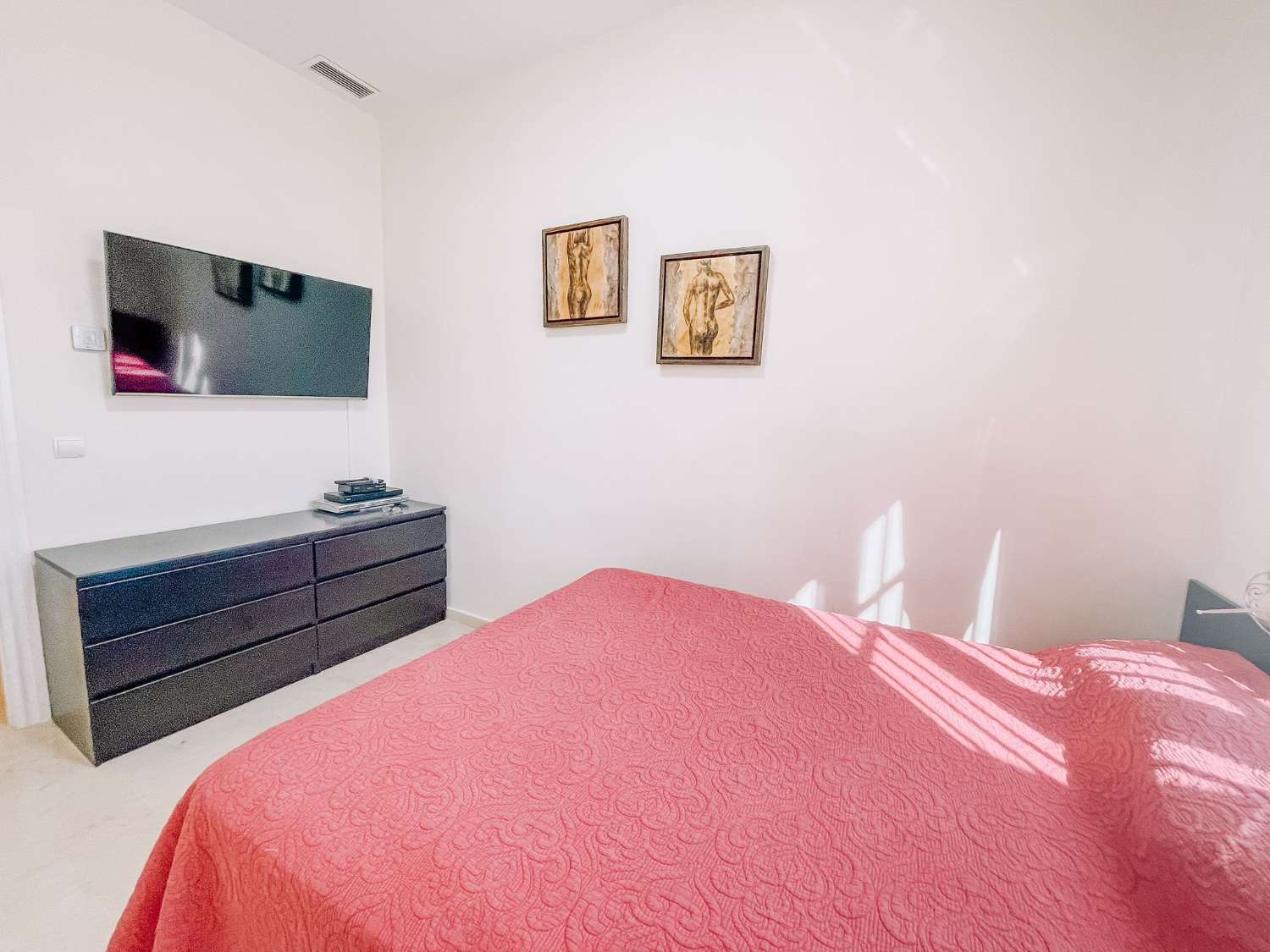 Upea huoneisto, jossa on 3 makuuhuonetta Carihuelan sydämessä, jossa on suuri terassialue ja rannalla