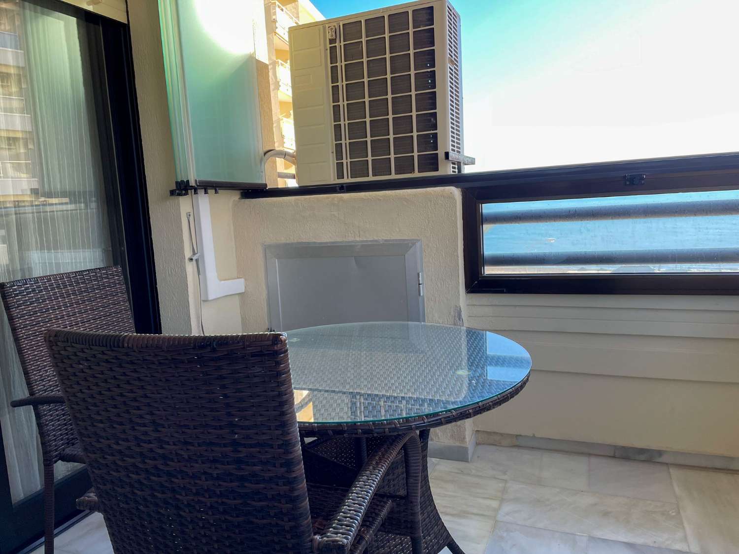 梦幻般的公寓，在拉卡里韦拉海滩的第一线享有海景