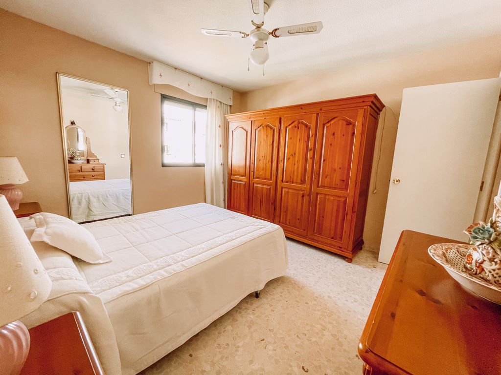 شقة واسعة ومشرقة من 3 غرف نوم للإيجار مع موقع متميز في توريمولينوس.