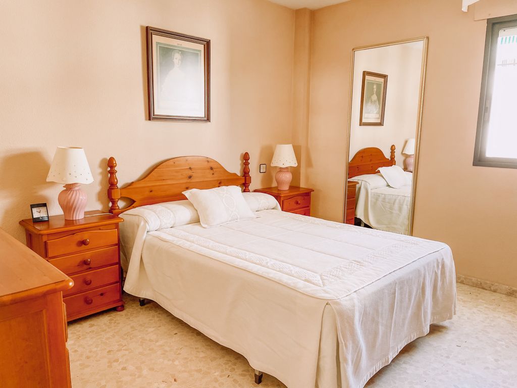 Tilava ja valoisa 3 makuuhuoneen huoneisto vuokrattavana etuoikeutetulla paikalla Torremolinosissa.
